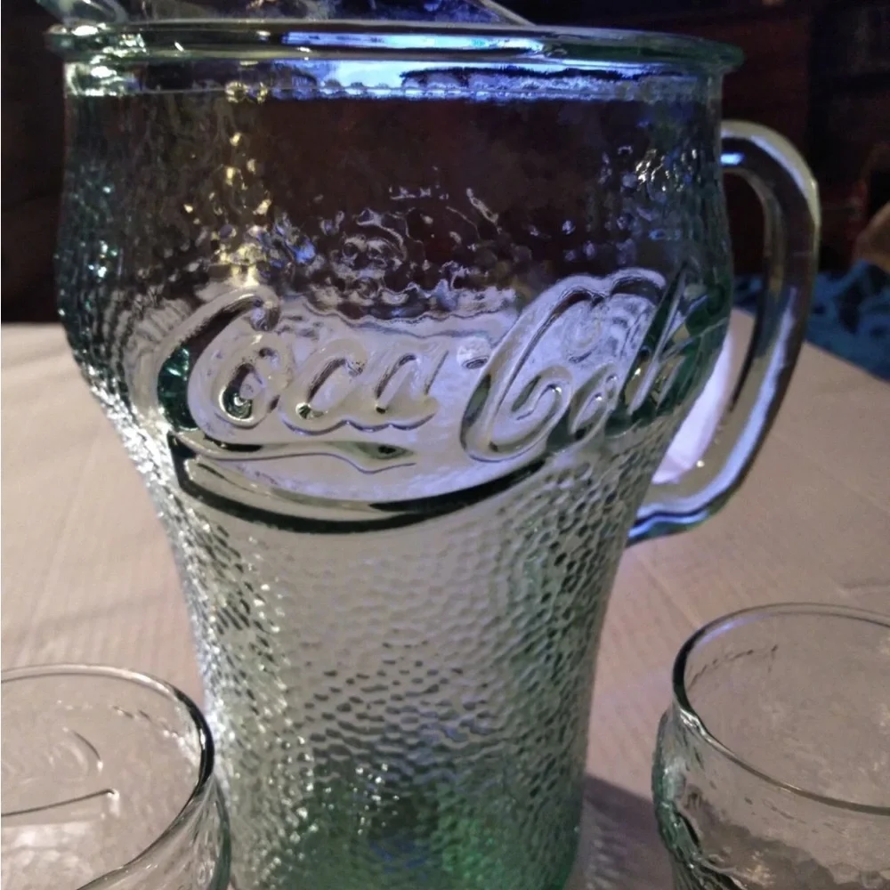 VTG COCA-COLA HEAVY GREEN PEBBLED GLASS 64 0Z COKE PITCHER-& 2 GLASSES 1999 NWOT